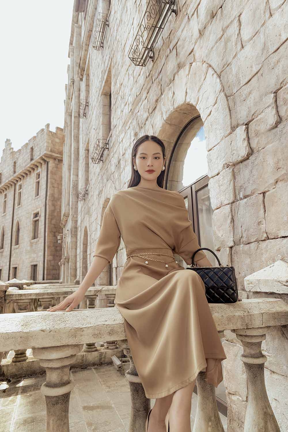 Đầm midi dáng xòe qua gối cổ đổ