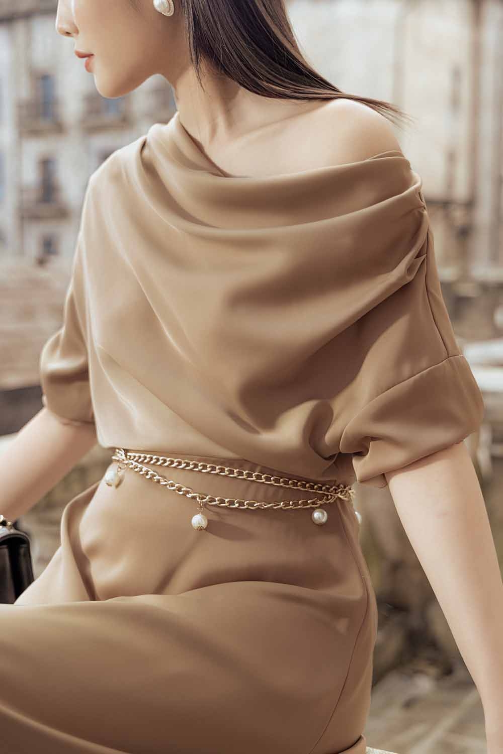 Đầm midi dáng xòe qua gối cổ đổ