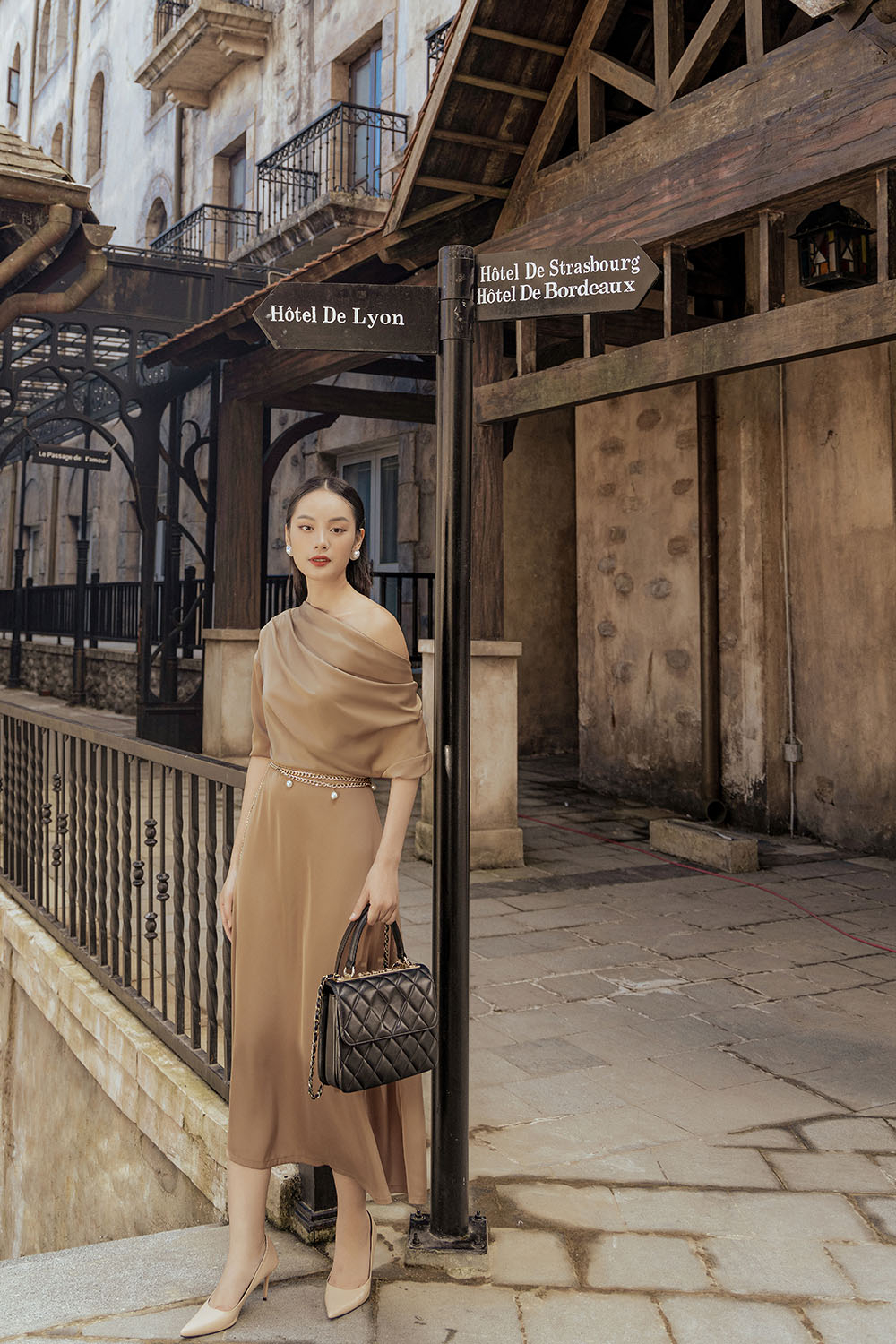 Đầm midi dáng xòe qua gối cổ đổ