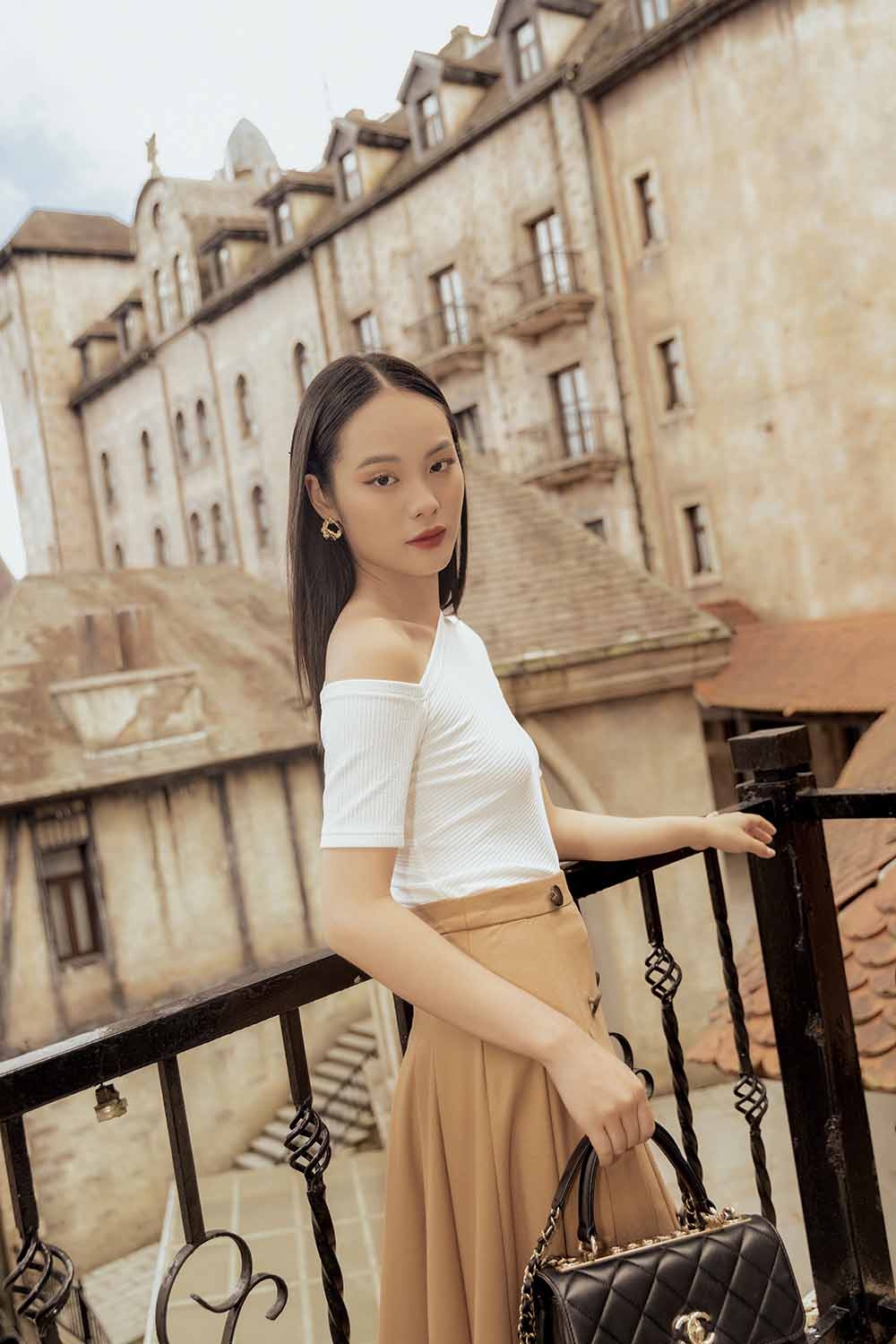 Áo thun nữ lệch vai màu trắng