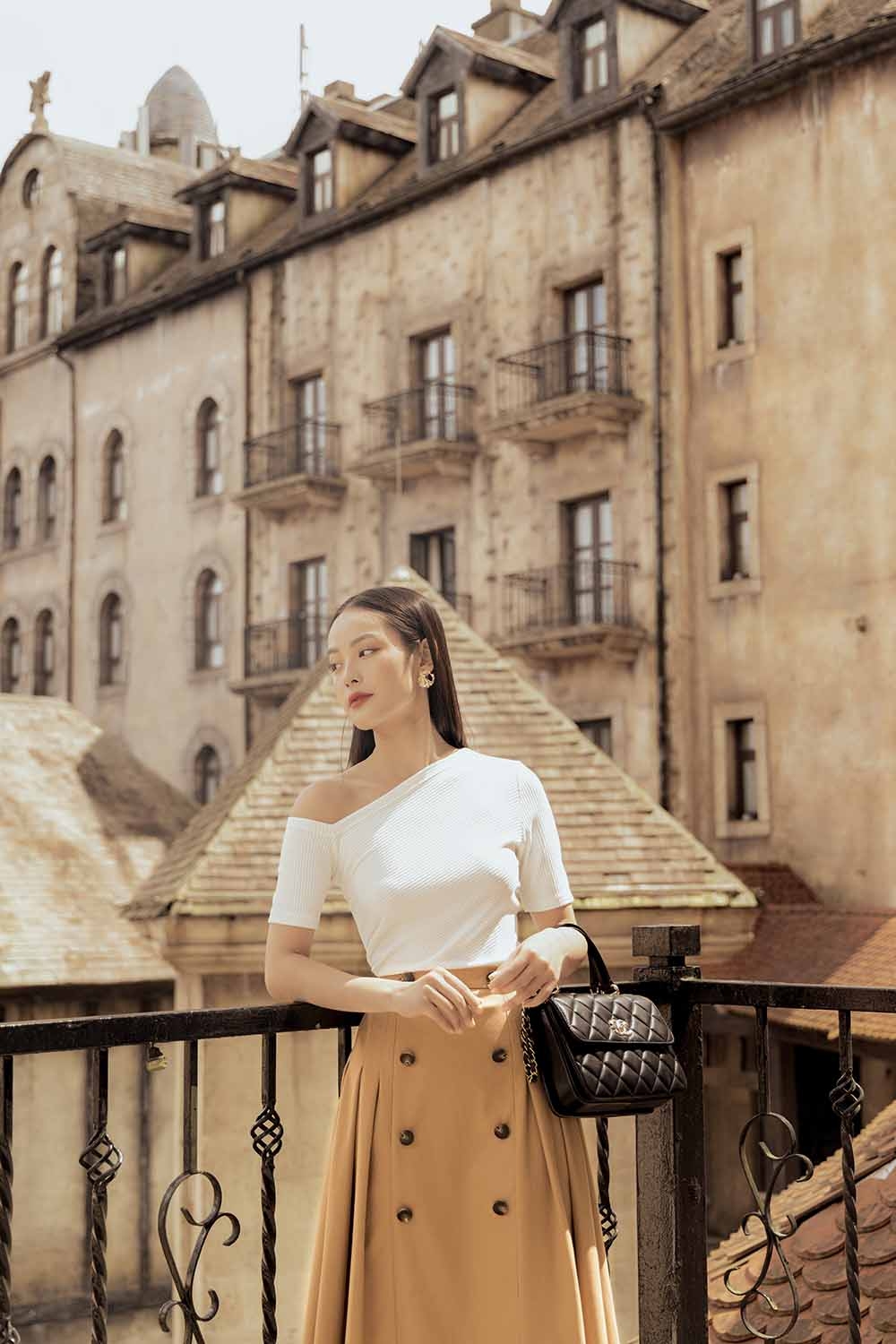 Áo thun nữ lệch vai màu trắng