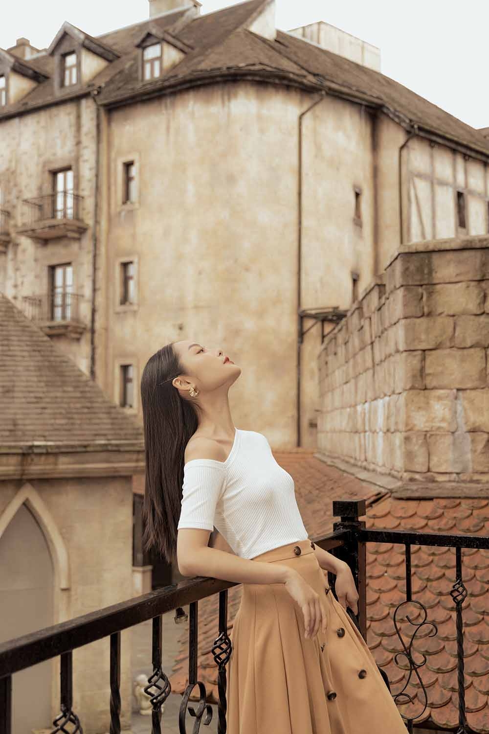 Áo thun nữ lệch vai màu trắng ASM11-07