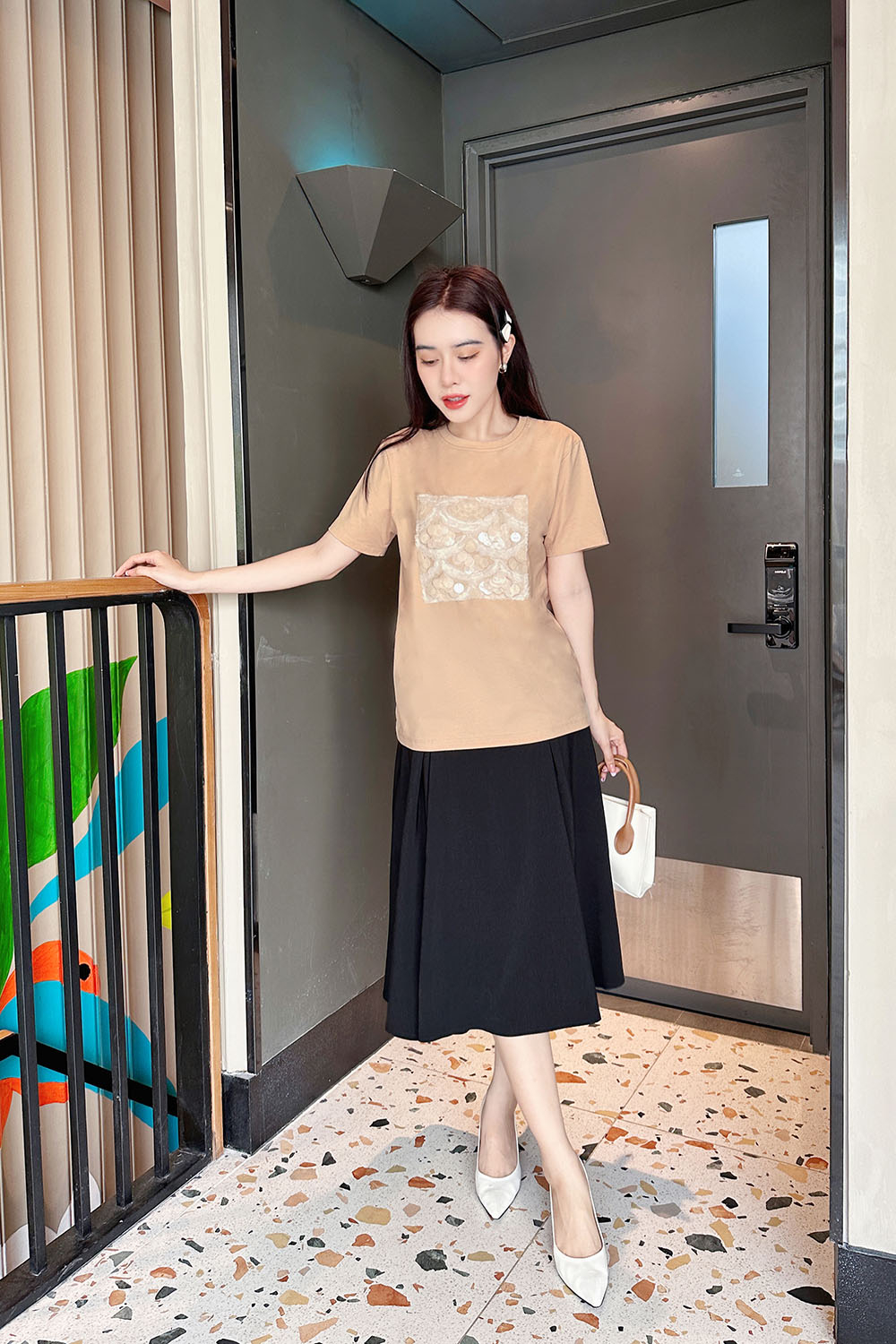 Áo thun màu be tay ngắn phối kim sa