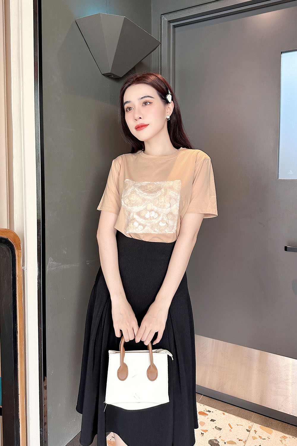 Áo thun màu be tay ngắn phối kim sa