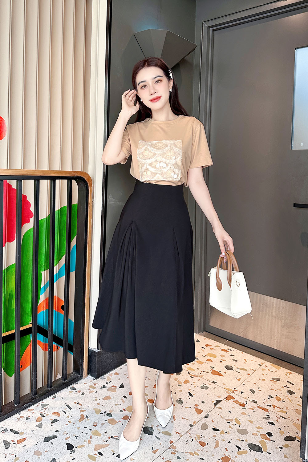 Áo thun màu be tay ngắn phối kim sa