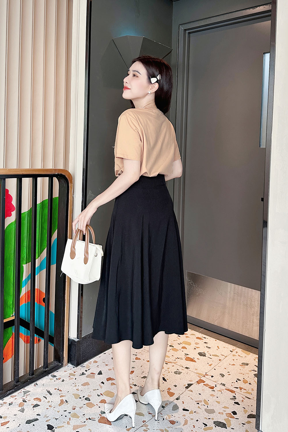 Áo thun màu be tay ngắn phối kim sa