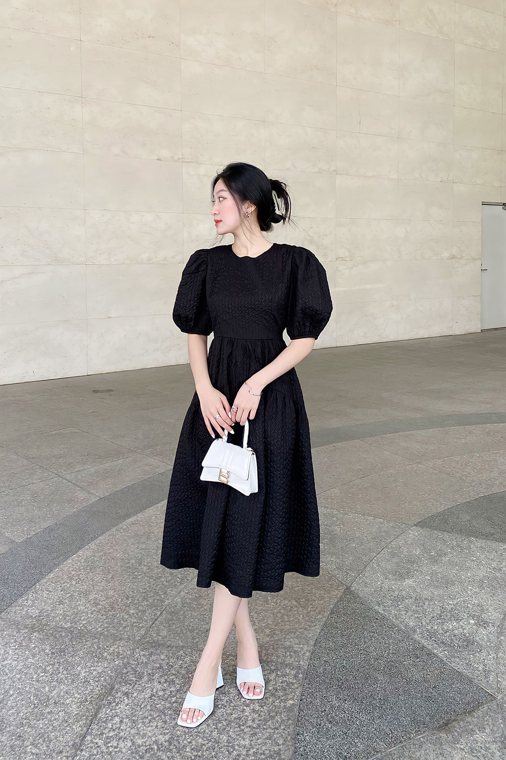 Đầm đen babydoll dáng xòe dài tay phồng