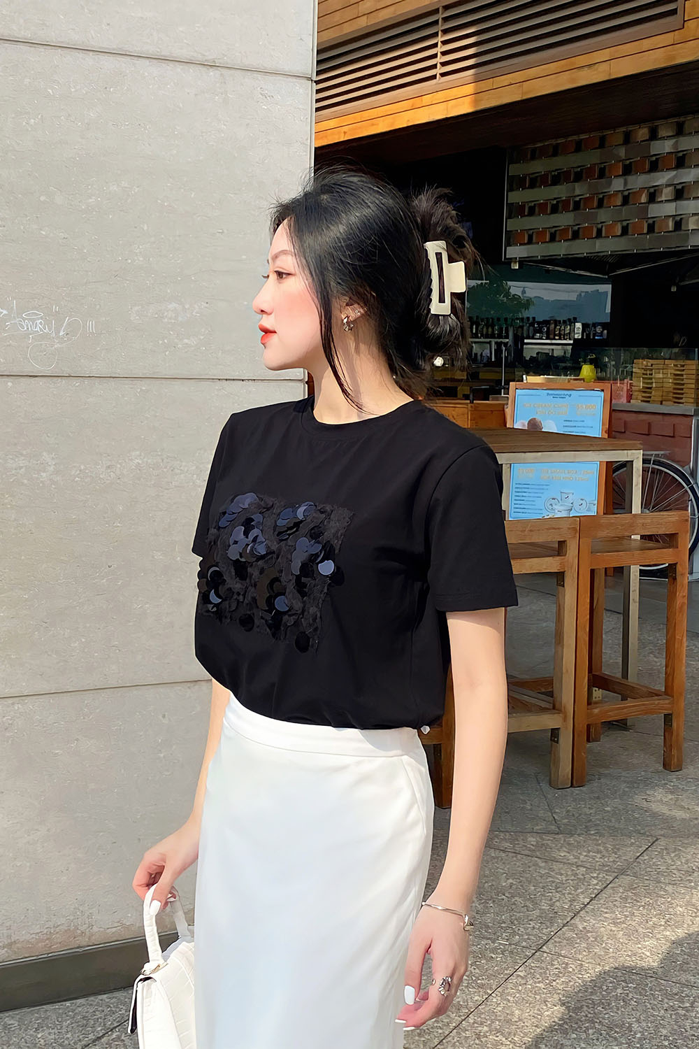 Áo thun nữ màu đen đính kim sa