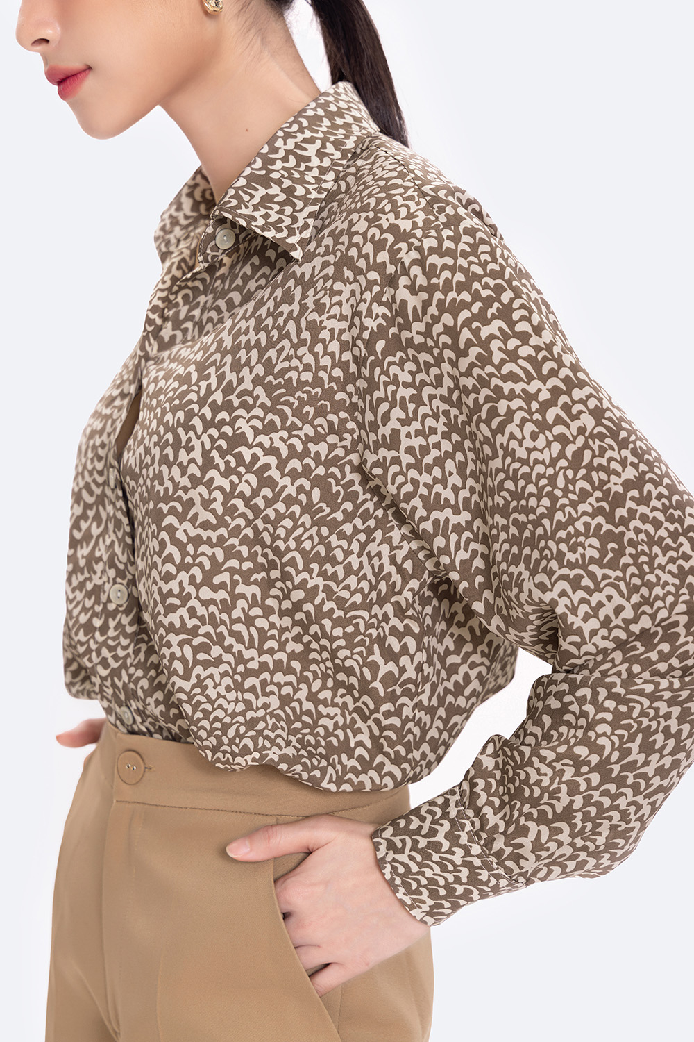 Áo sơ mi công sở nâu họa tiết trắng