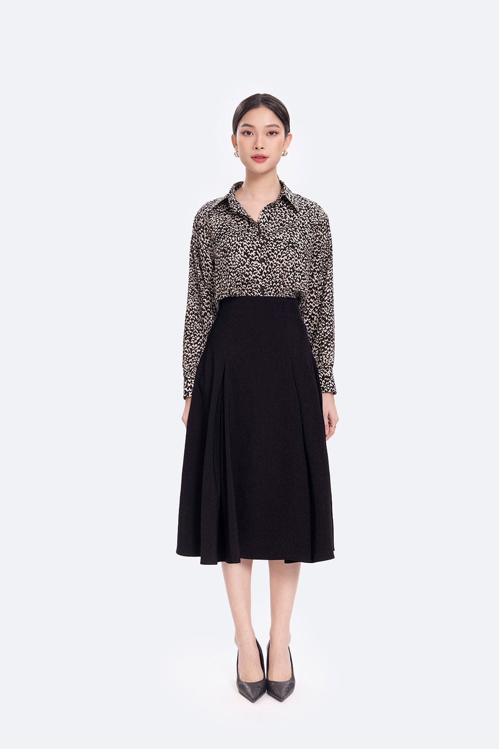 Áo sơ mi nữ màu đen họa tiết trắng