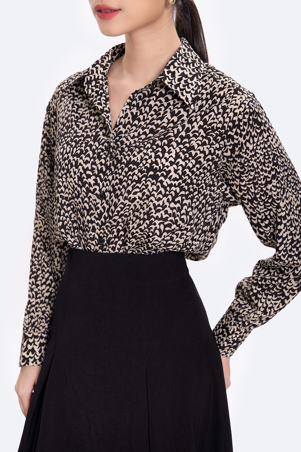 Áo sơ mi nữ màu đen họa tiết trắng