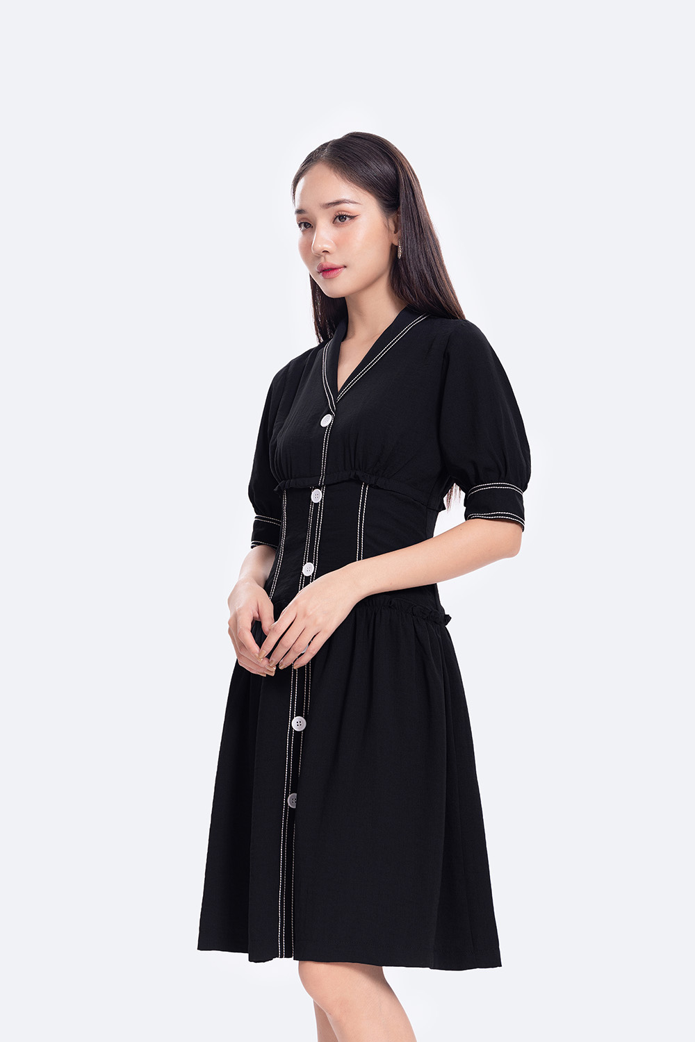 Đầm xòe đen công sở nhấn eo viền trắng