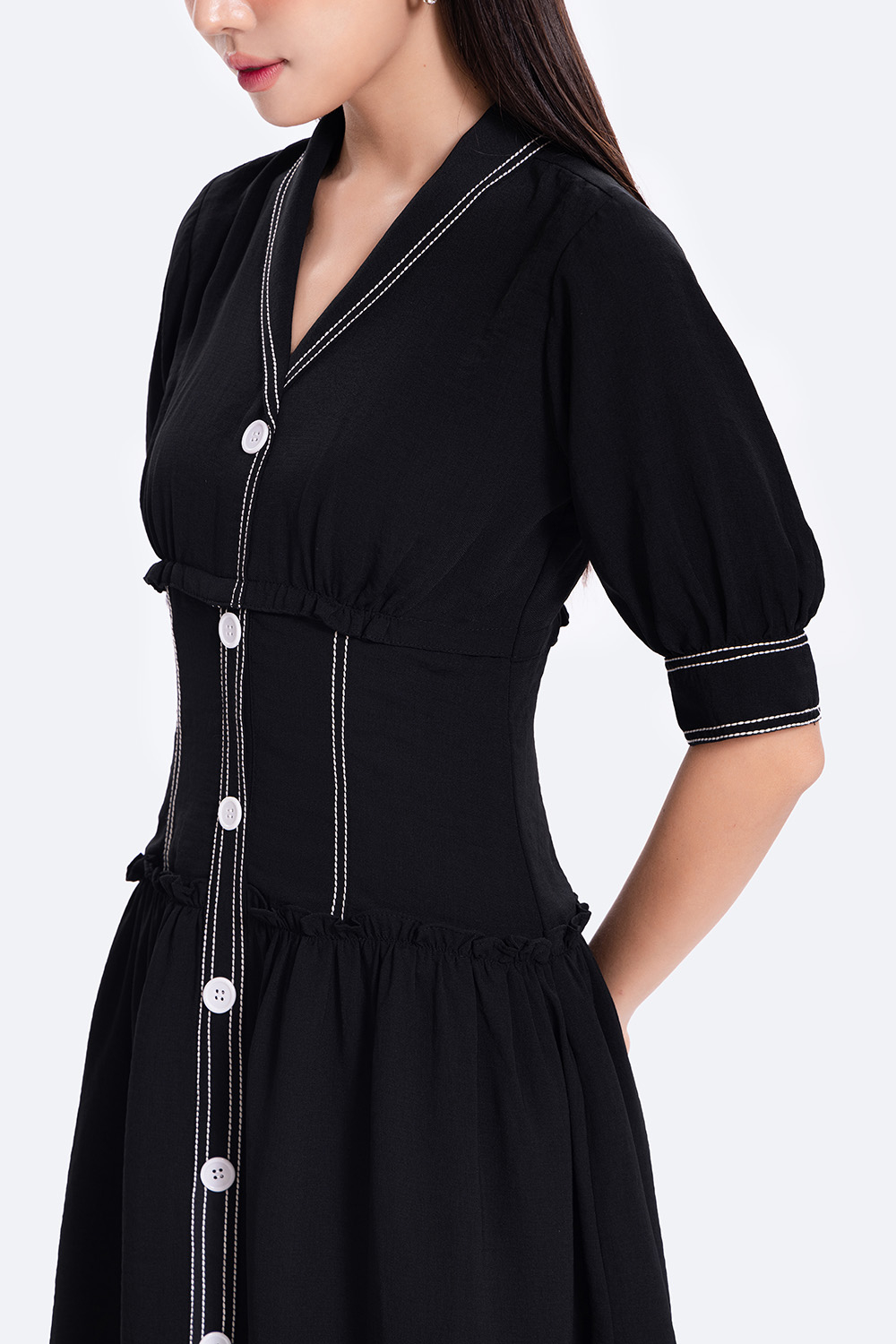 Đầm xòe đen công sở nhấn eo viền trắng