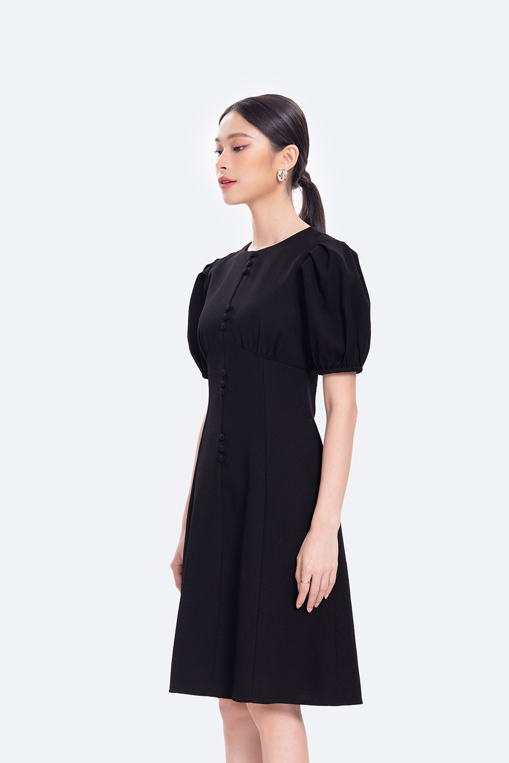 Đầm đen công sở dáng xòe phối nút