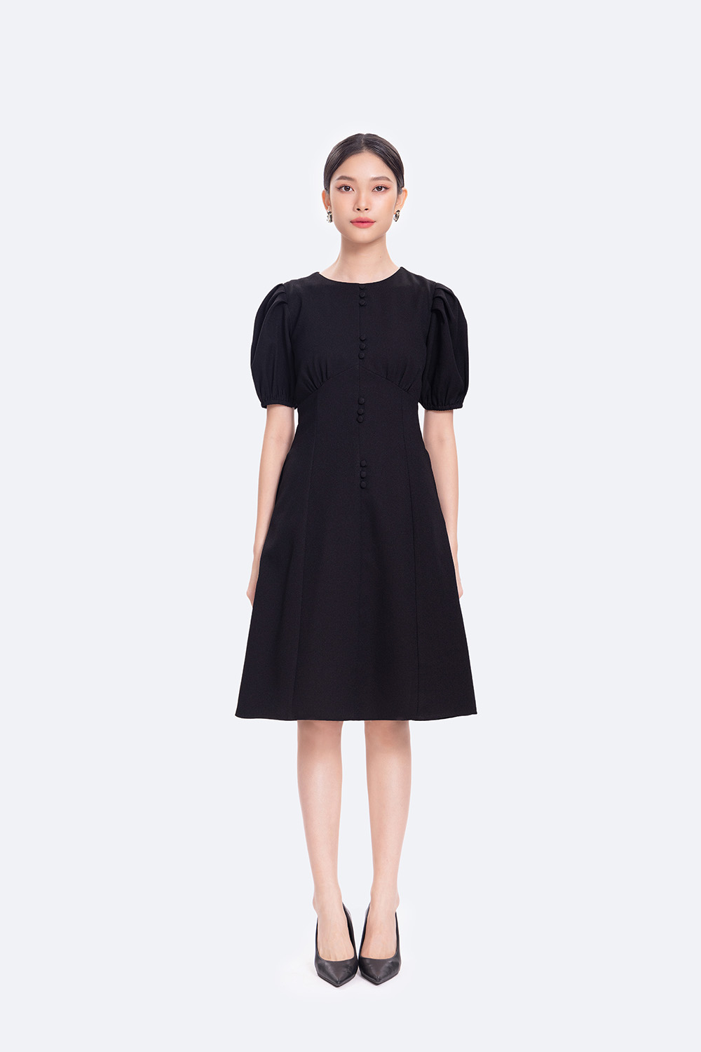 Đầm đen công sở dáng xòe phối nút