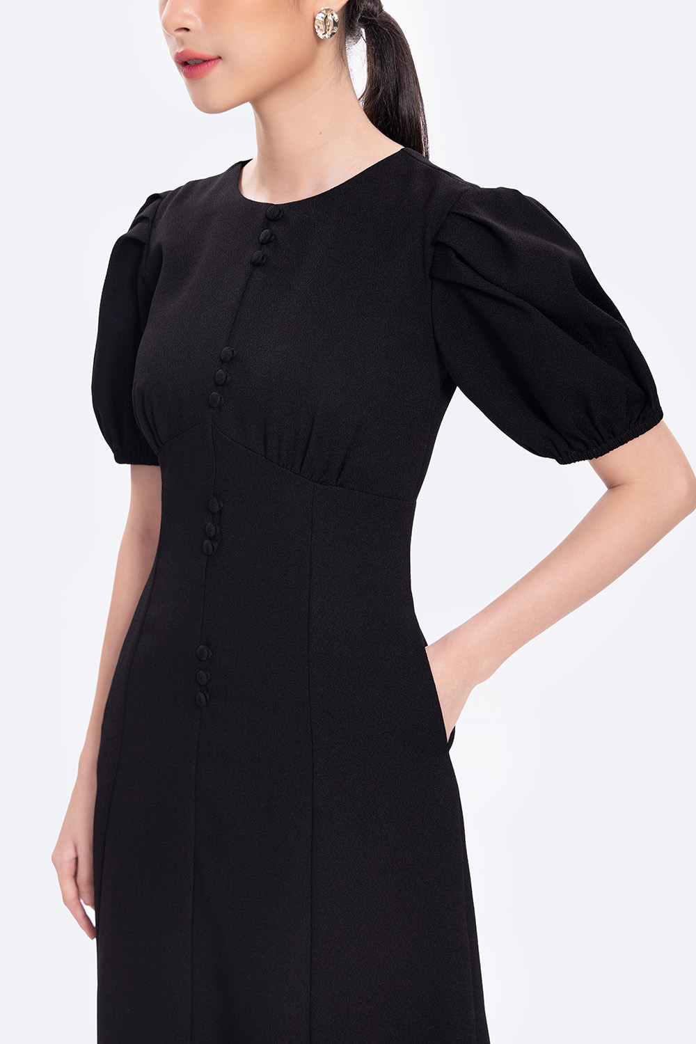 Đầm đen công sở dáng xòe phối nút