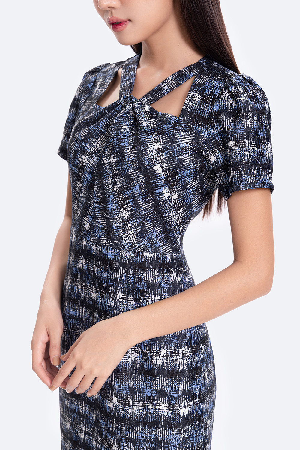 Đầm ôm công sở họa tiết cổ cut-out