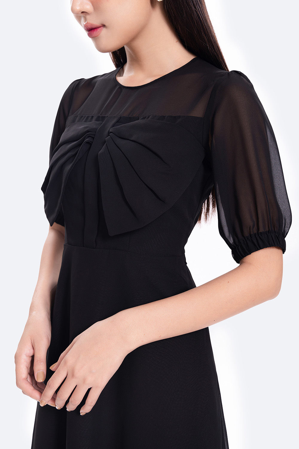 Đầm đen dáng xòe phối nơ ngực