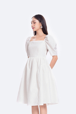 Đầm trắng dáng xòe cổ vuông tay phồng