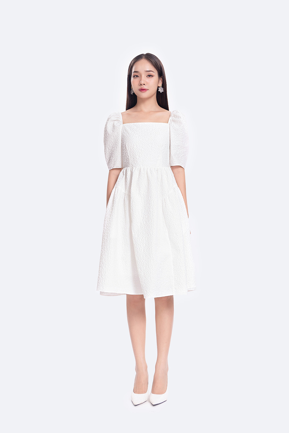 Đầm trắng dáng xòe cổ vuông tay phồng