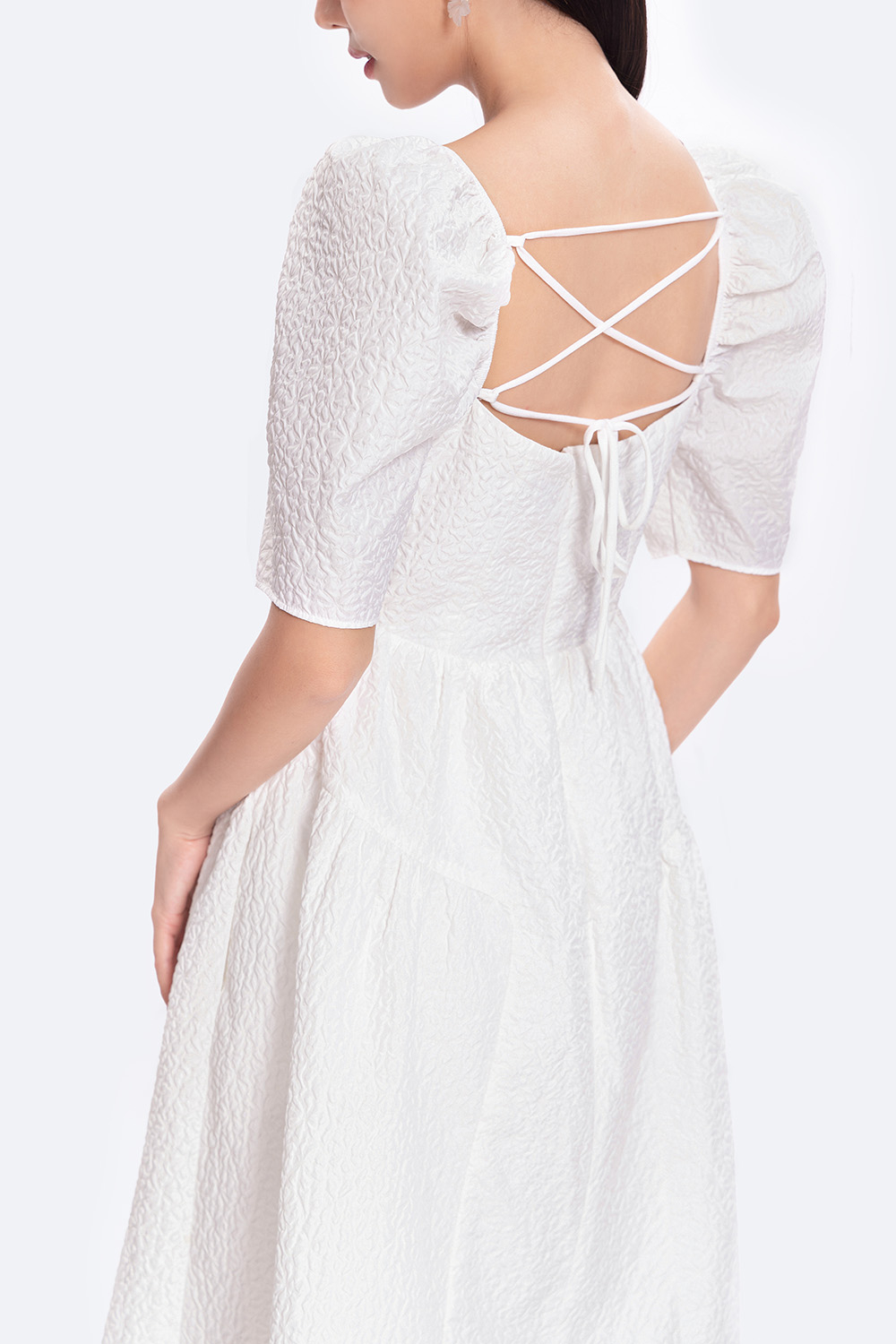 Đầm trắng dáng xòe cổ vuông tay phồng