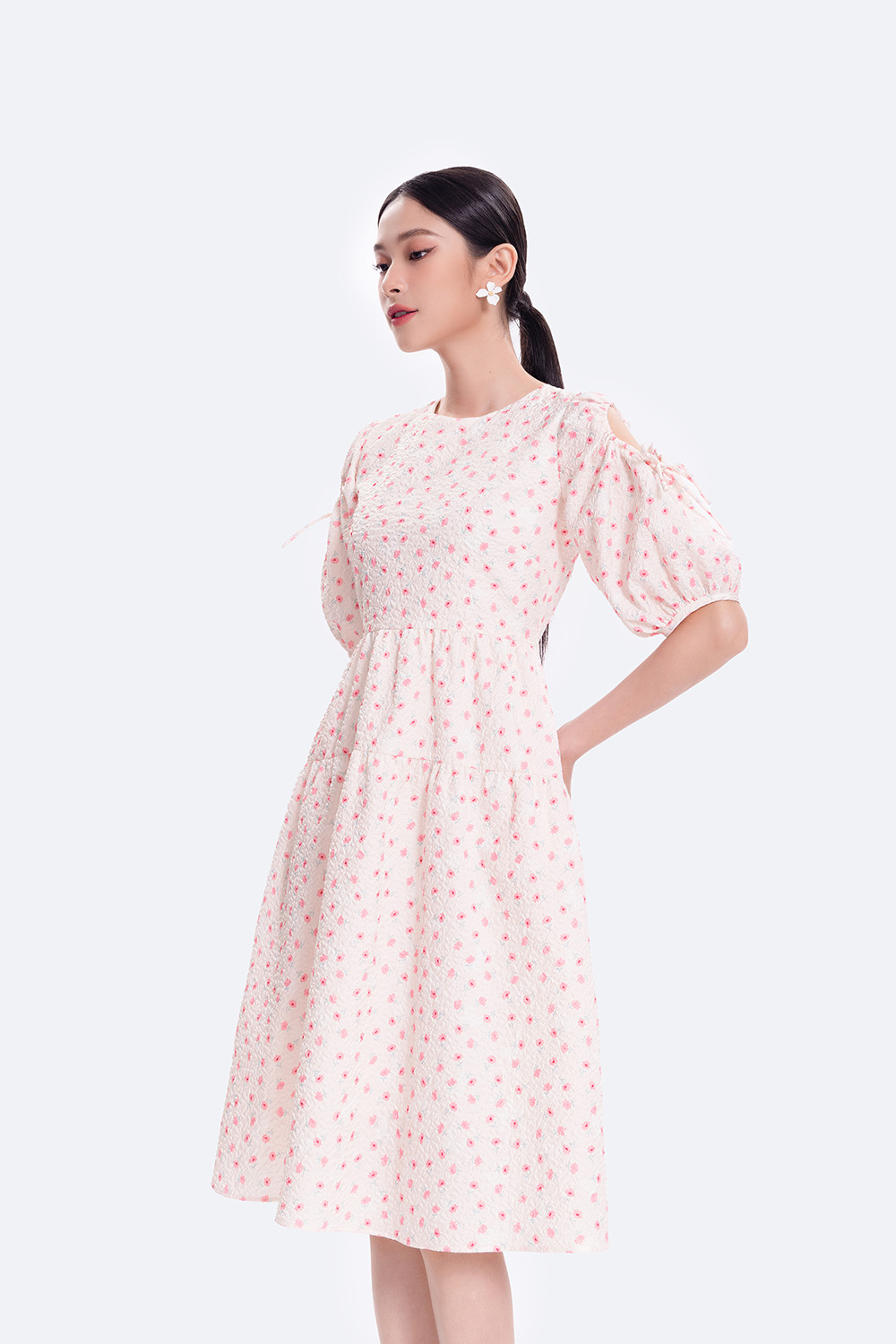 Đầm xòe hoa nhí dáng dài tay cut-out