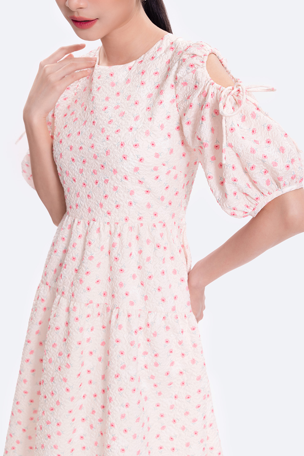 Đầm xòe hoa nhí dáng dài tay cut-out