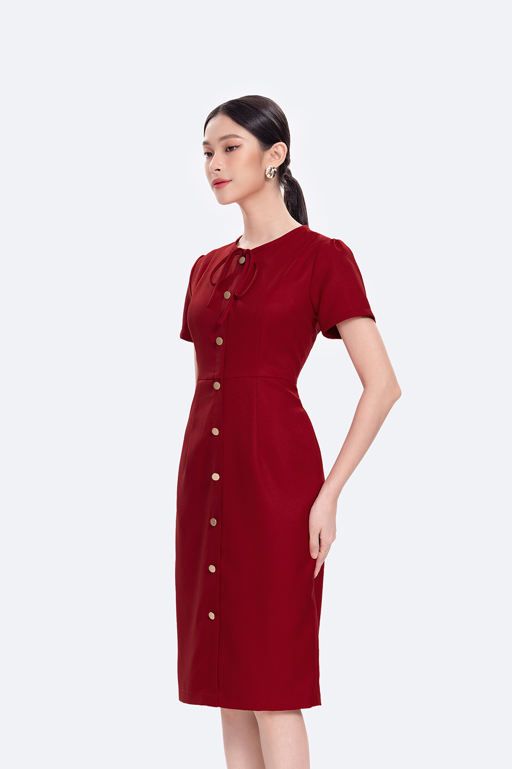 Đầm đỏ dáng ôm phối nút