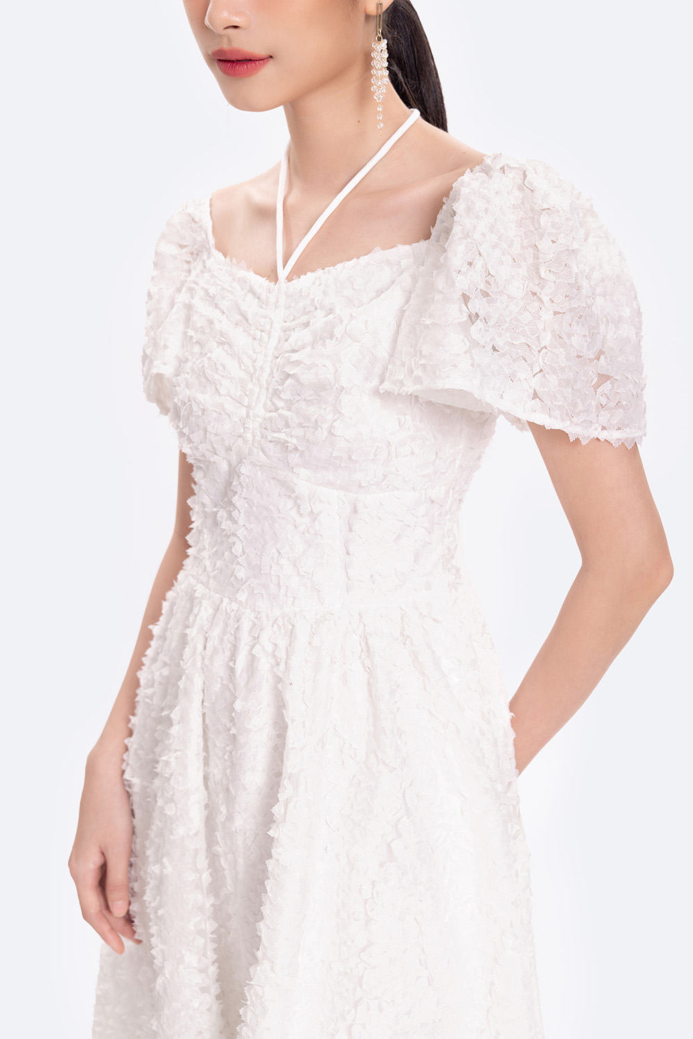 Đầm trắng dáng xòe tay cánh tiên