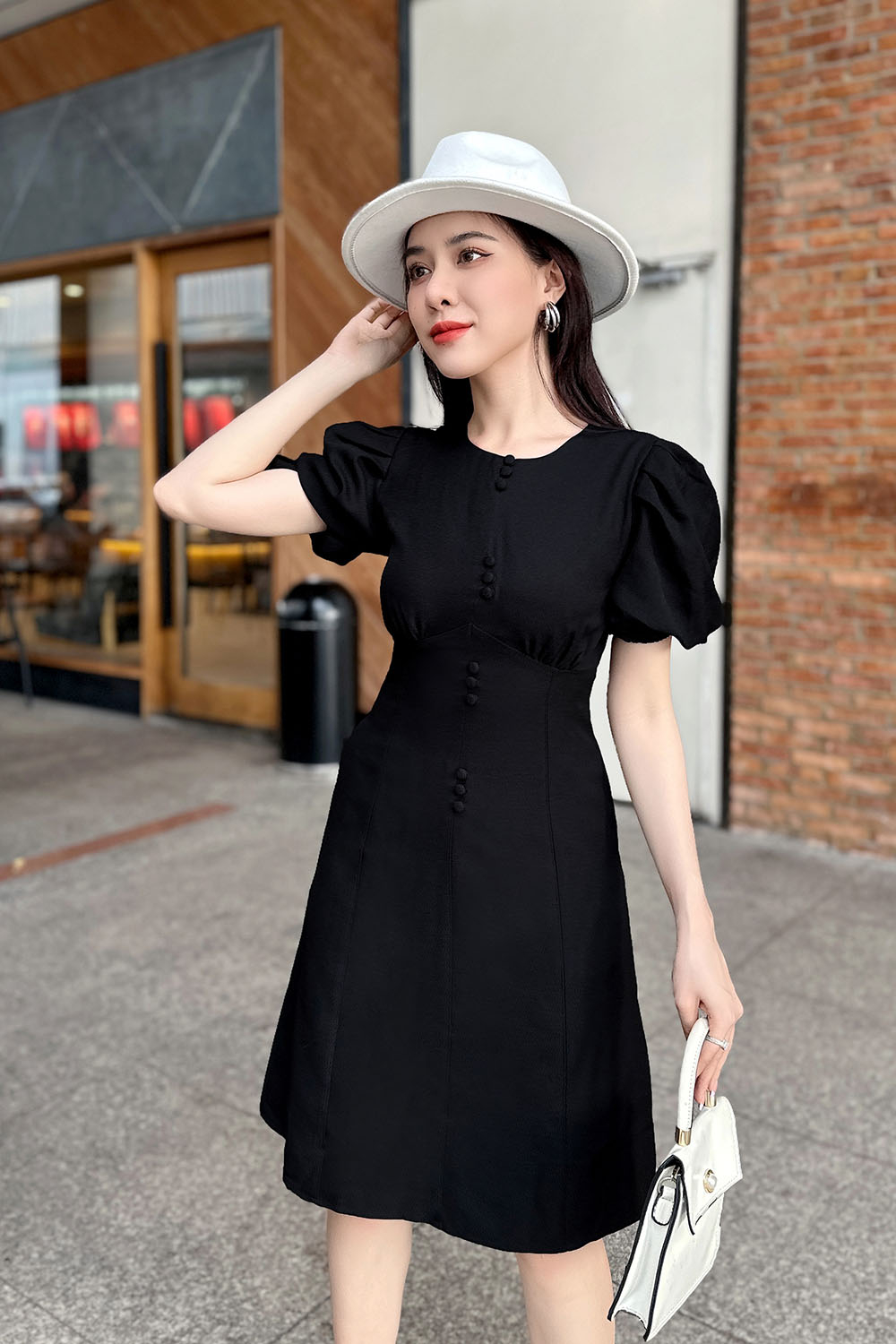 Đầm đen công sở dáng xòe phối nút