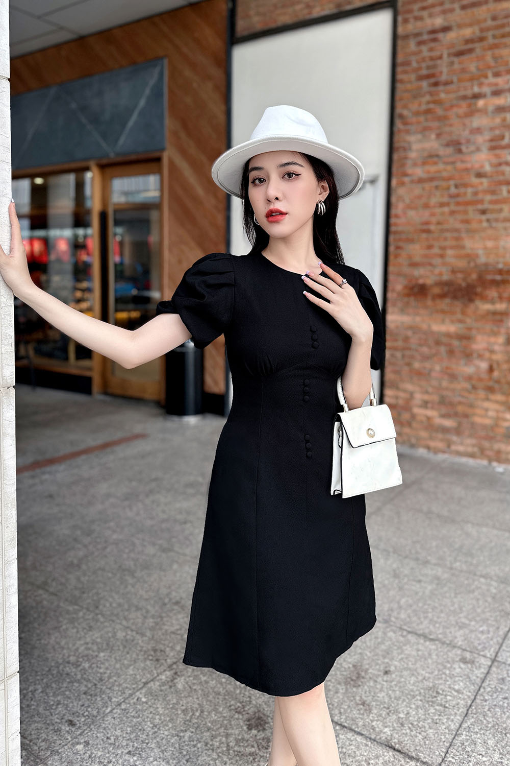 Đầm đen công sở dáng xòe phối nút