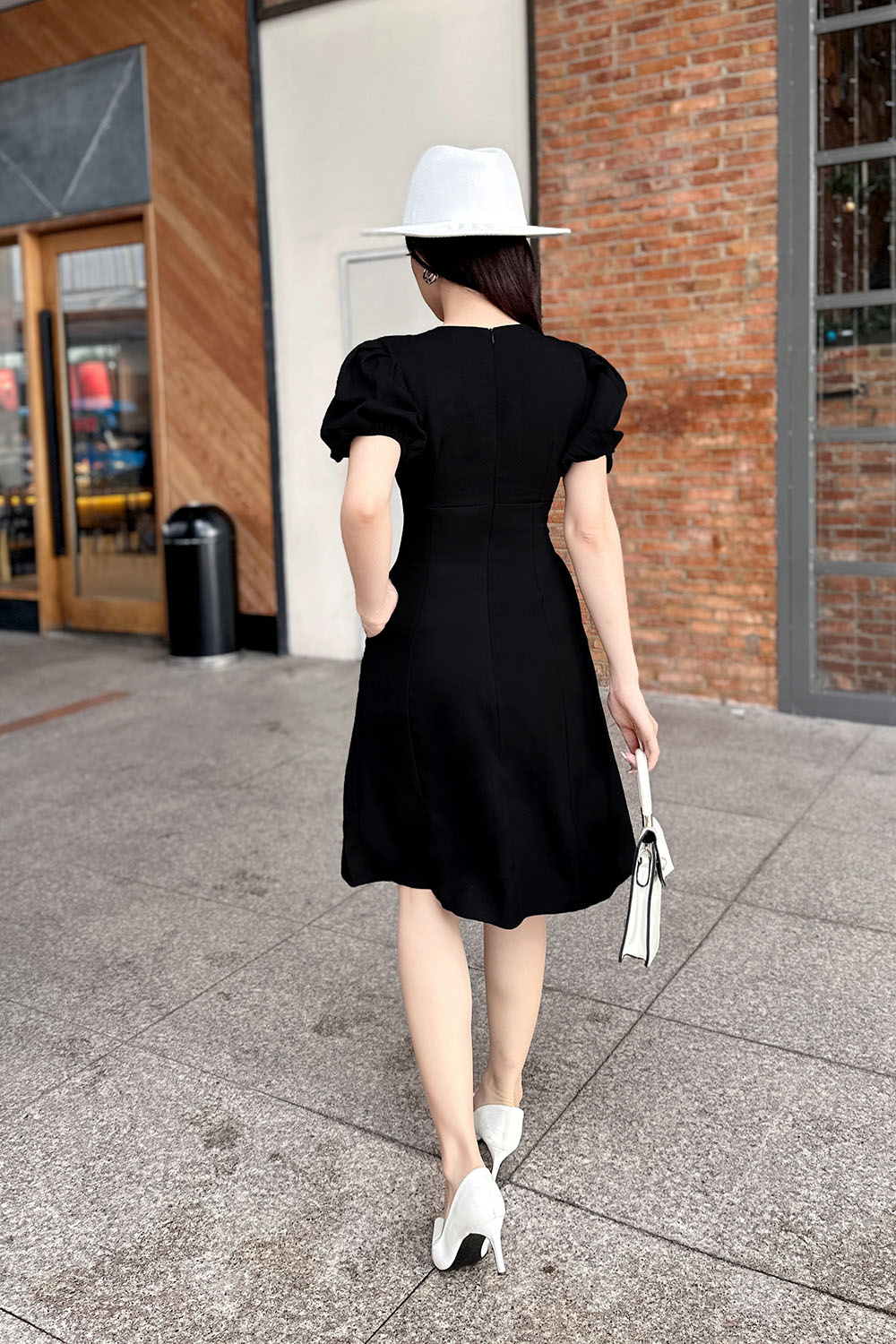 Đầm đen công sở dáng xòe phối nút