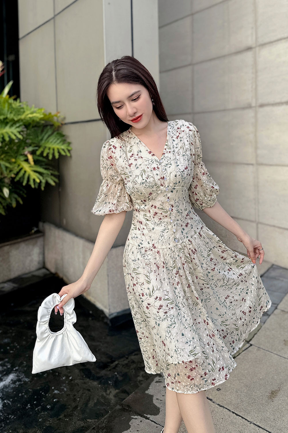 Đầm hoa nhí dáng xòe nhấn eo cổ V