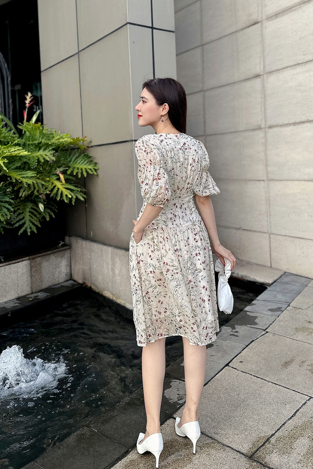 Đầm hoa nhí dáng xòe nhấn eo cổ V