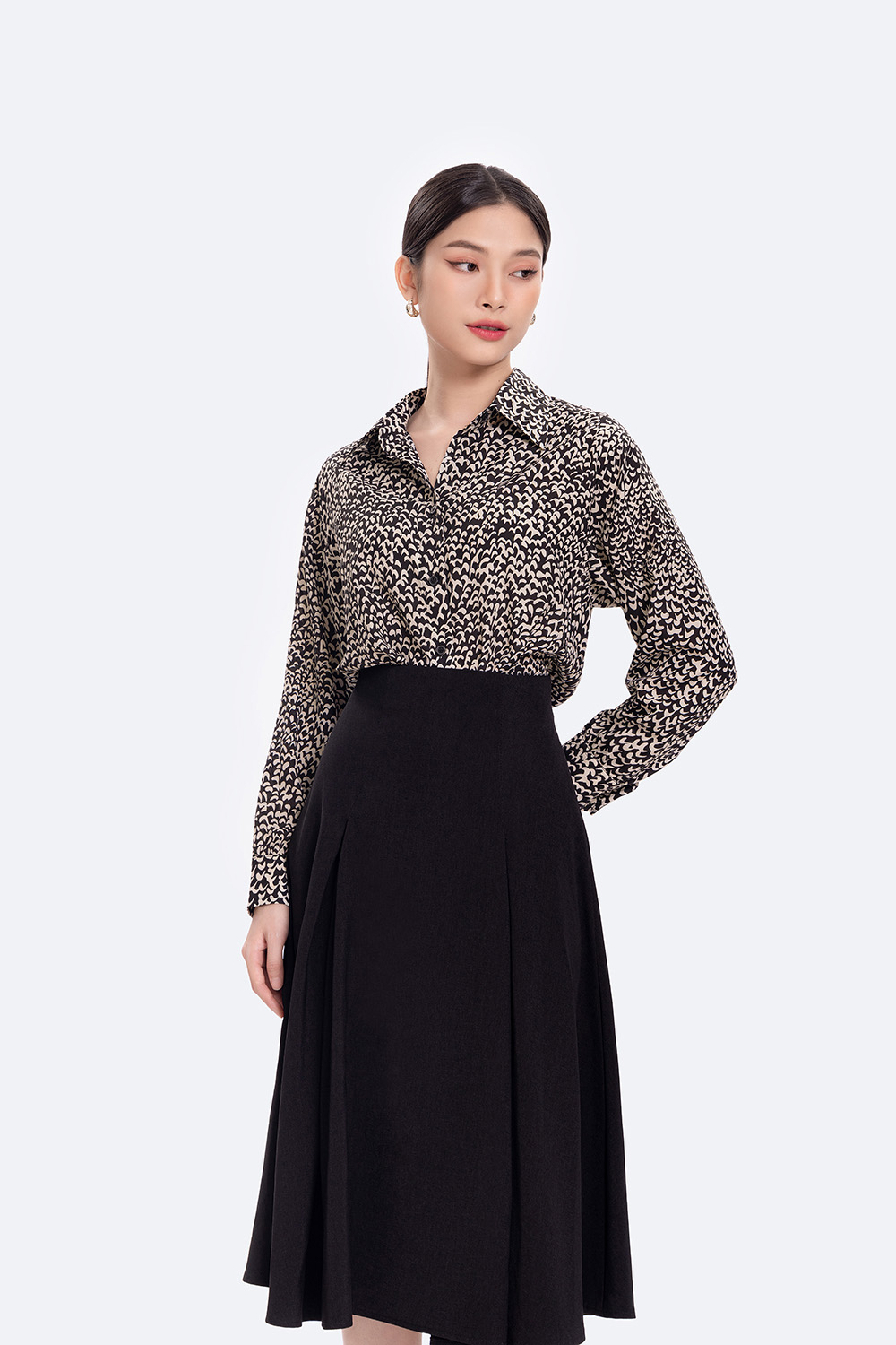 Áo sơ mi nữ màu đen họa tiết trắng