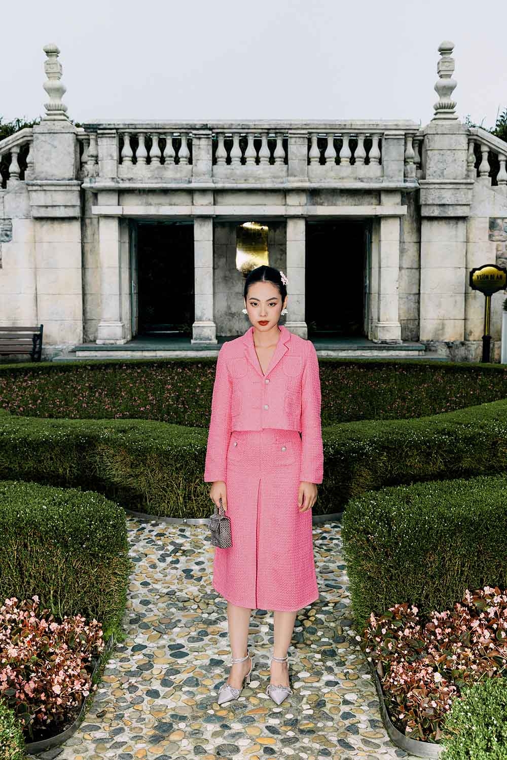 Chân váy tweed dáng midi phối túi giả