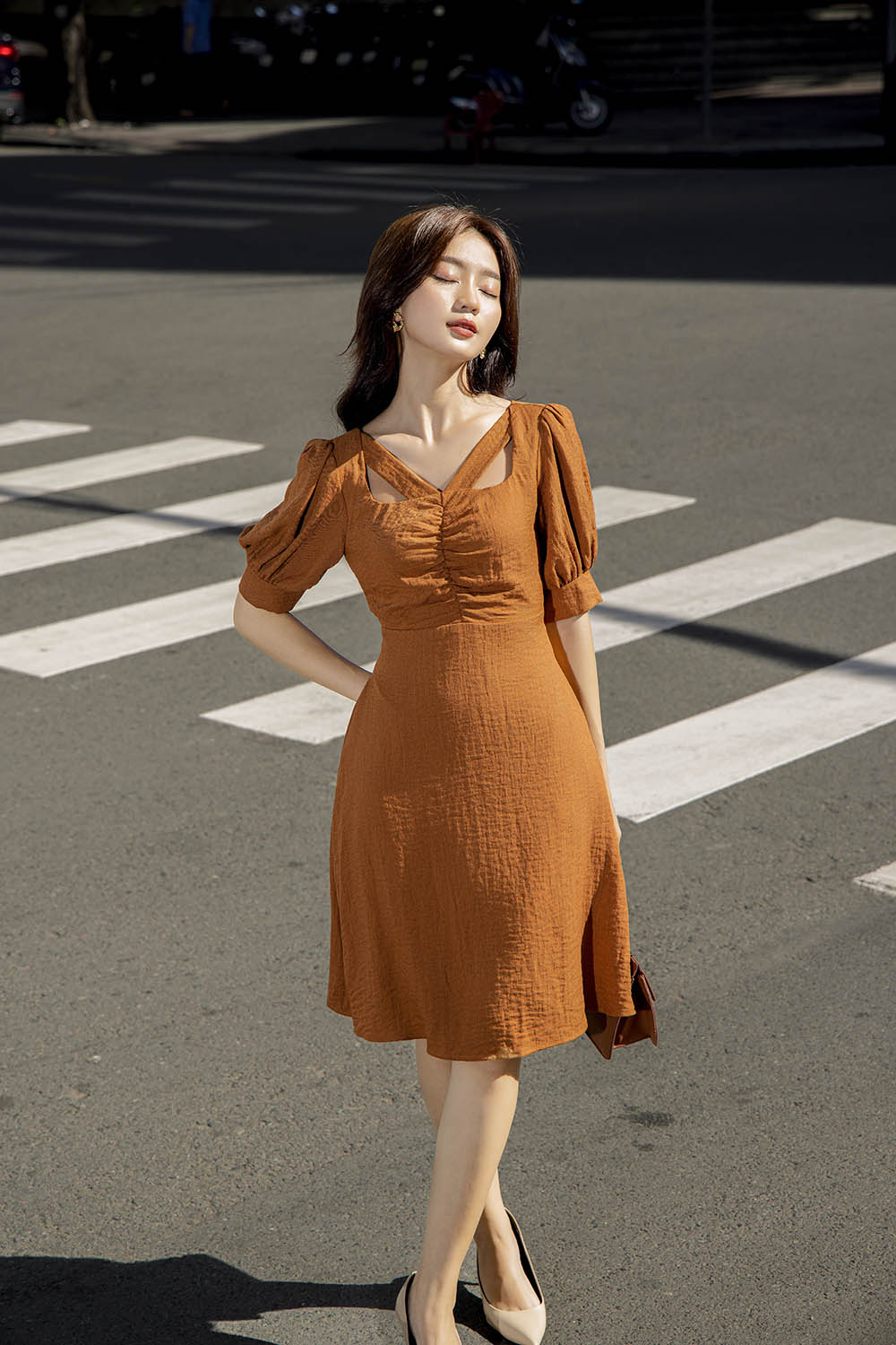 Đầm xòe nhún ngực cổ cut-out