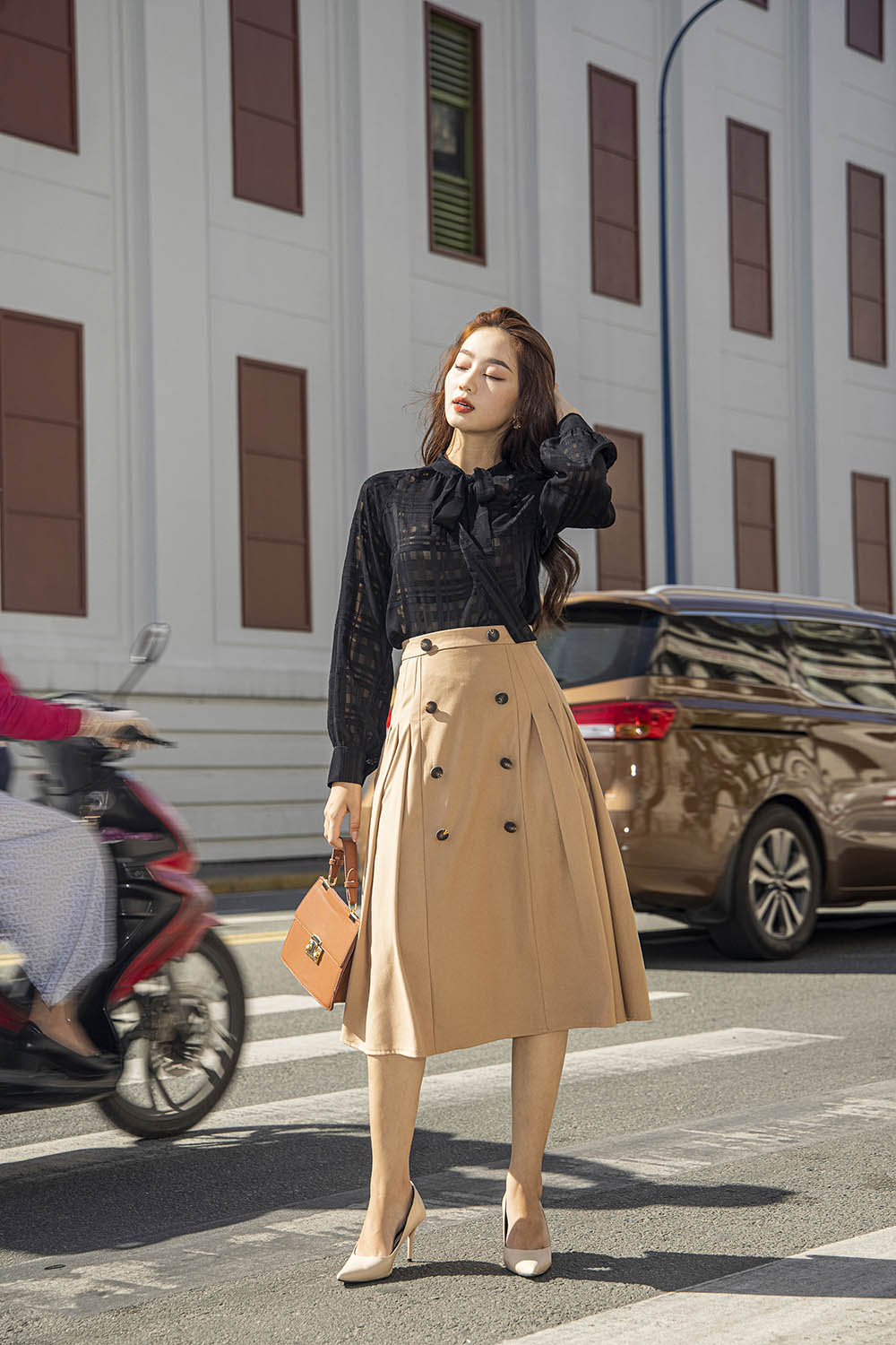 Áo sơ mi đen công sở cổ phối nơ