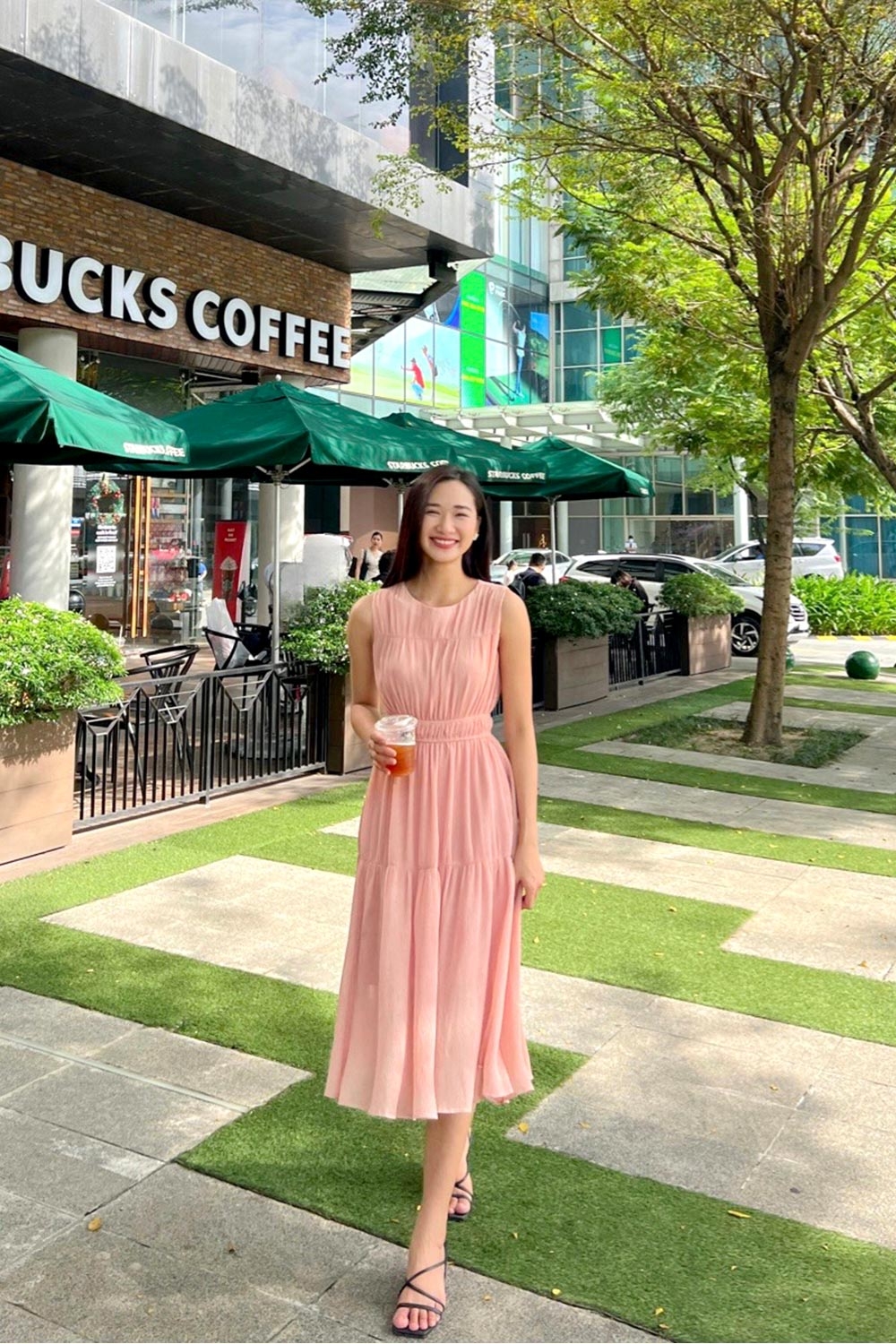 Đầm midi dáng xòe sát nách