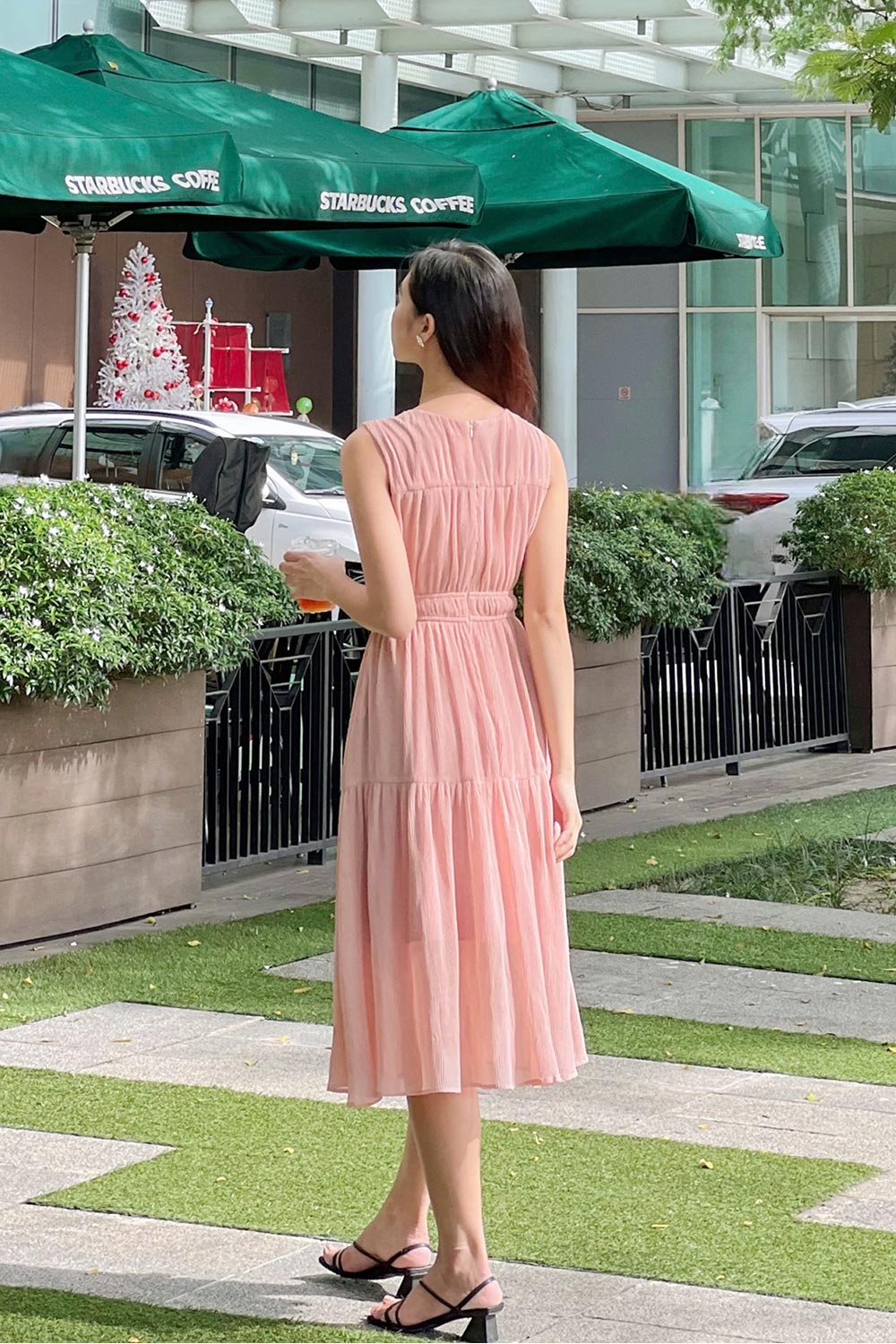 Đầm midi dáng xòe sát nách