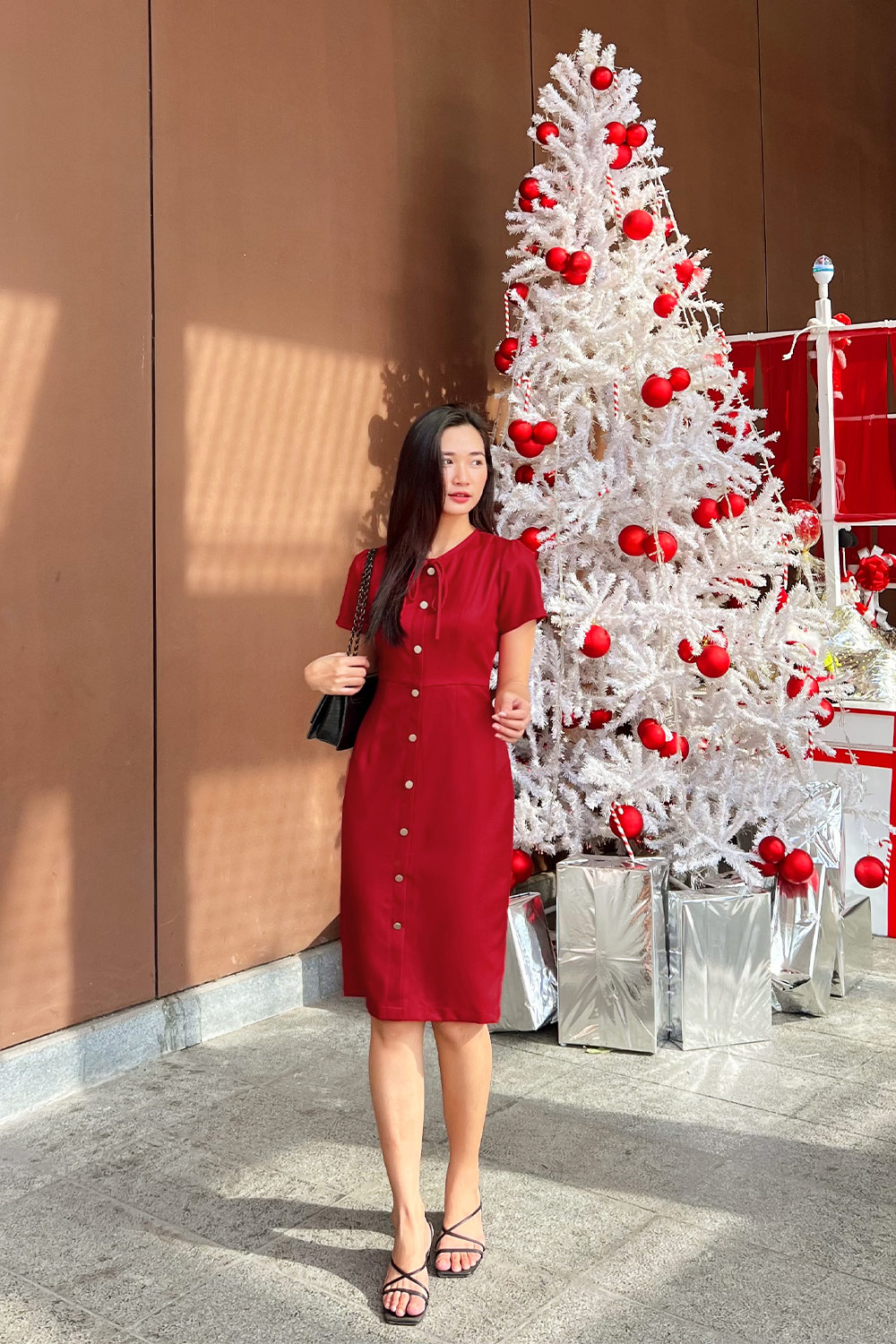 Đầm đỏ dáng ôm phối nút