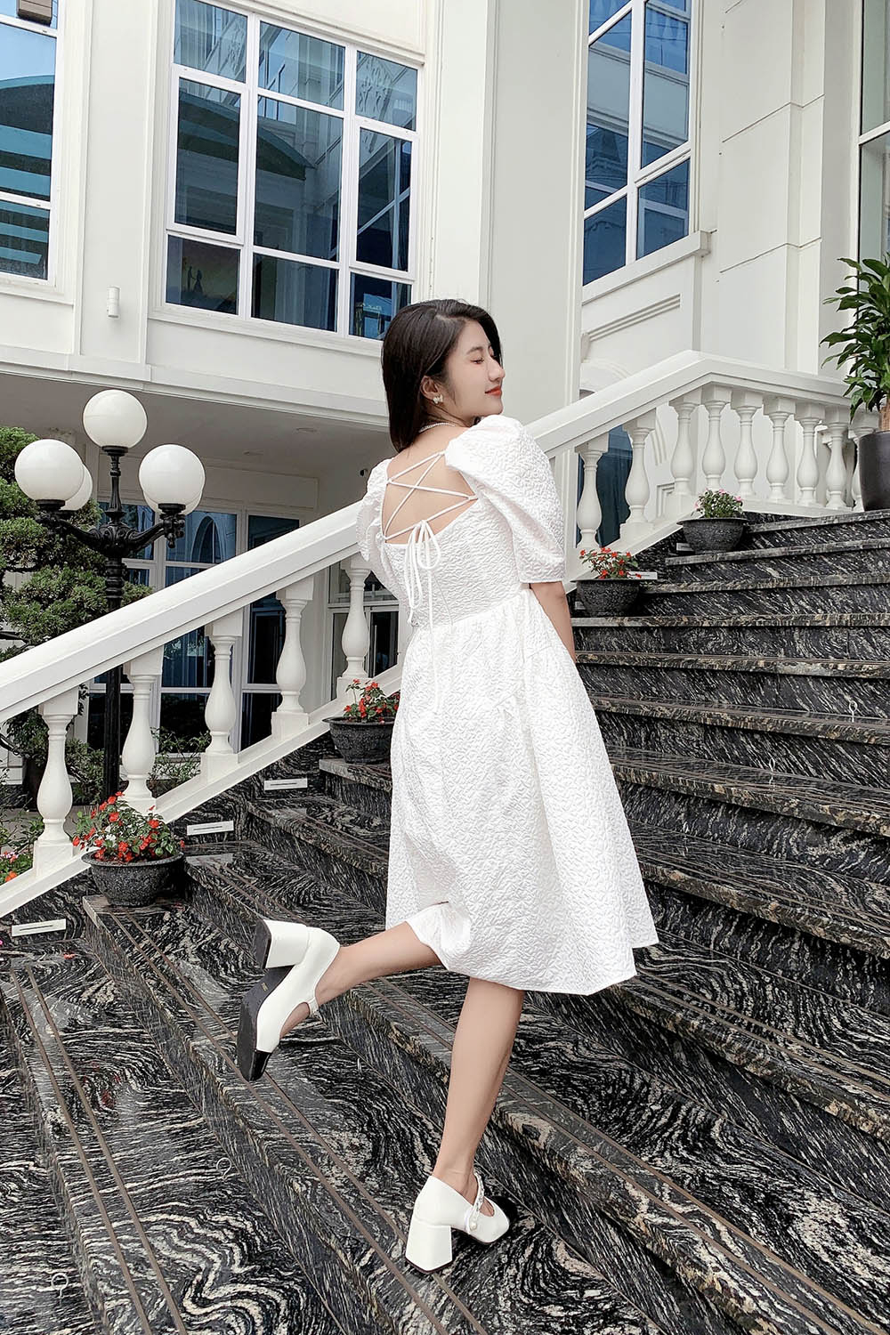 Đầm trắng dáng xòe cổ vuông tay phồng