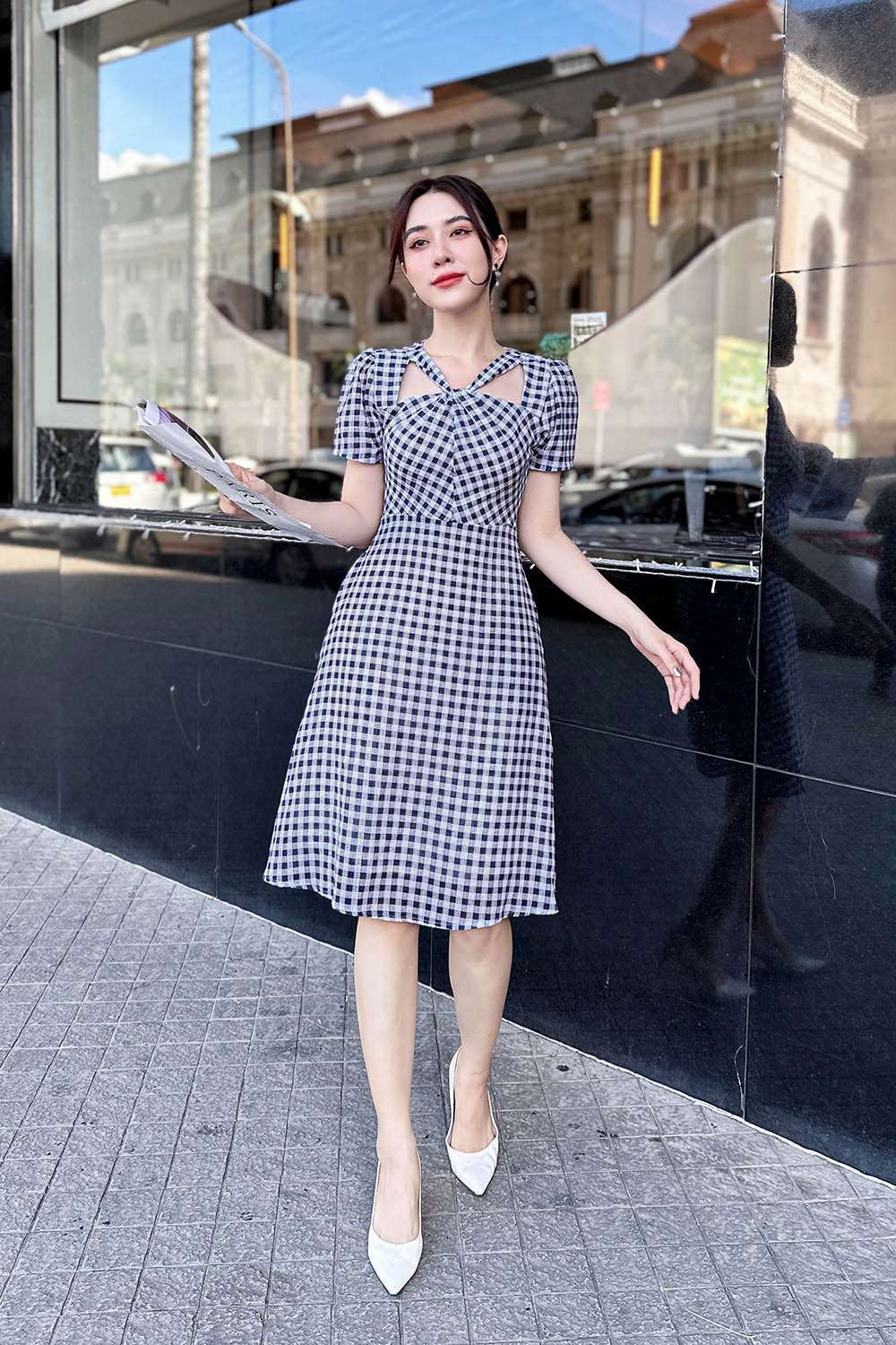 Đầm chữ A caro cổ chéo cut-out