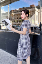 Đầm chữ A caro cổ chéo cut-out