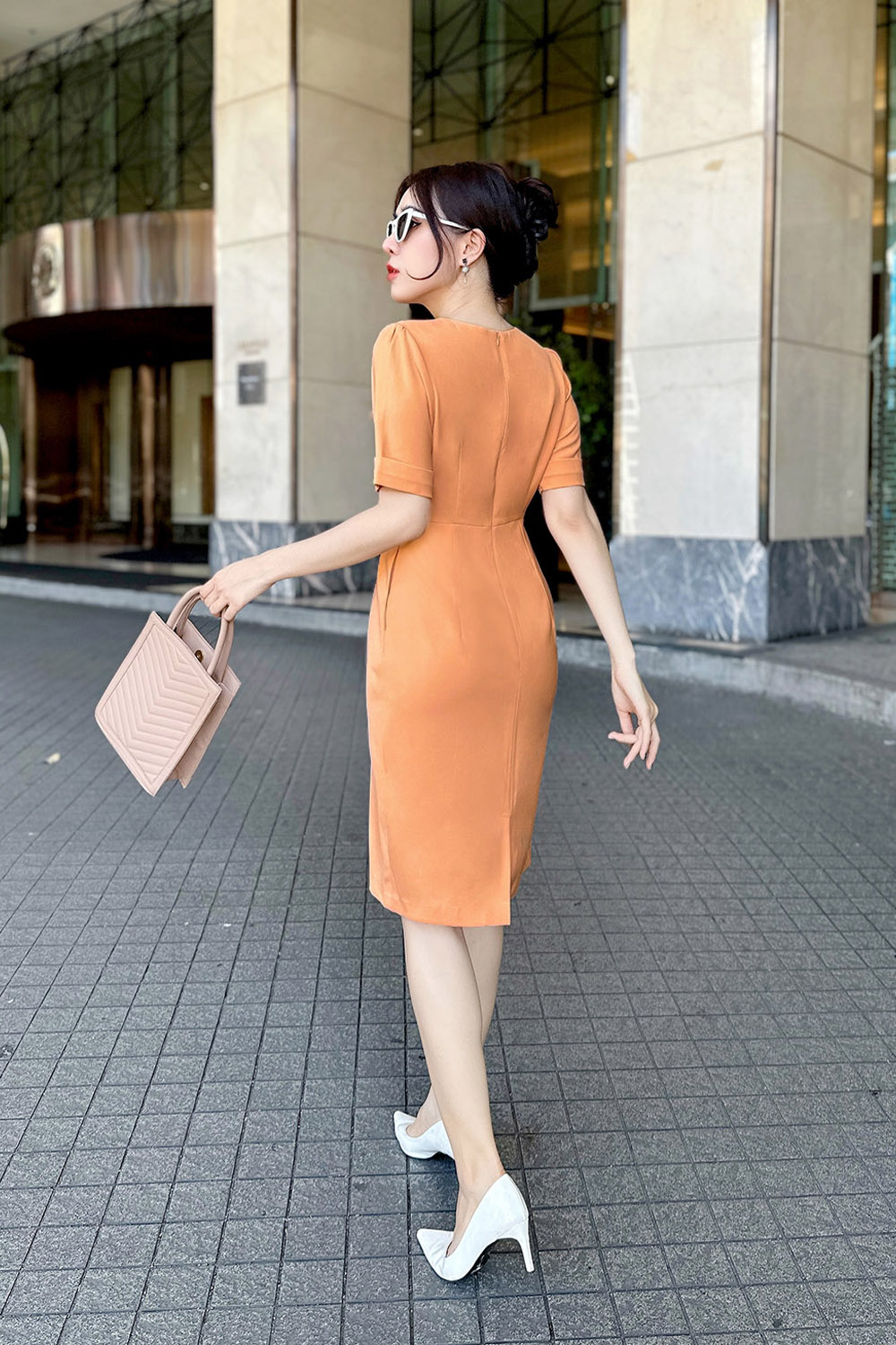 Đầm công sở dáng ôm phối túi giả