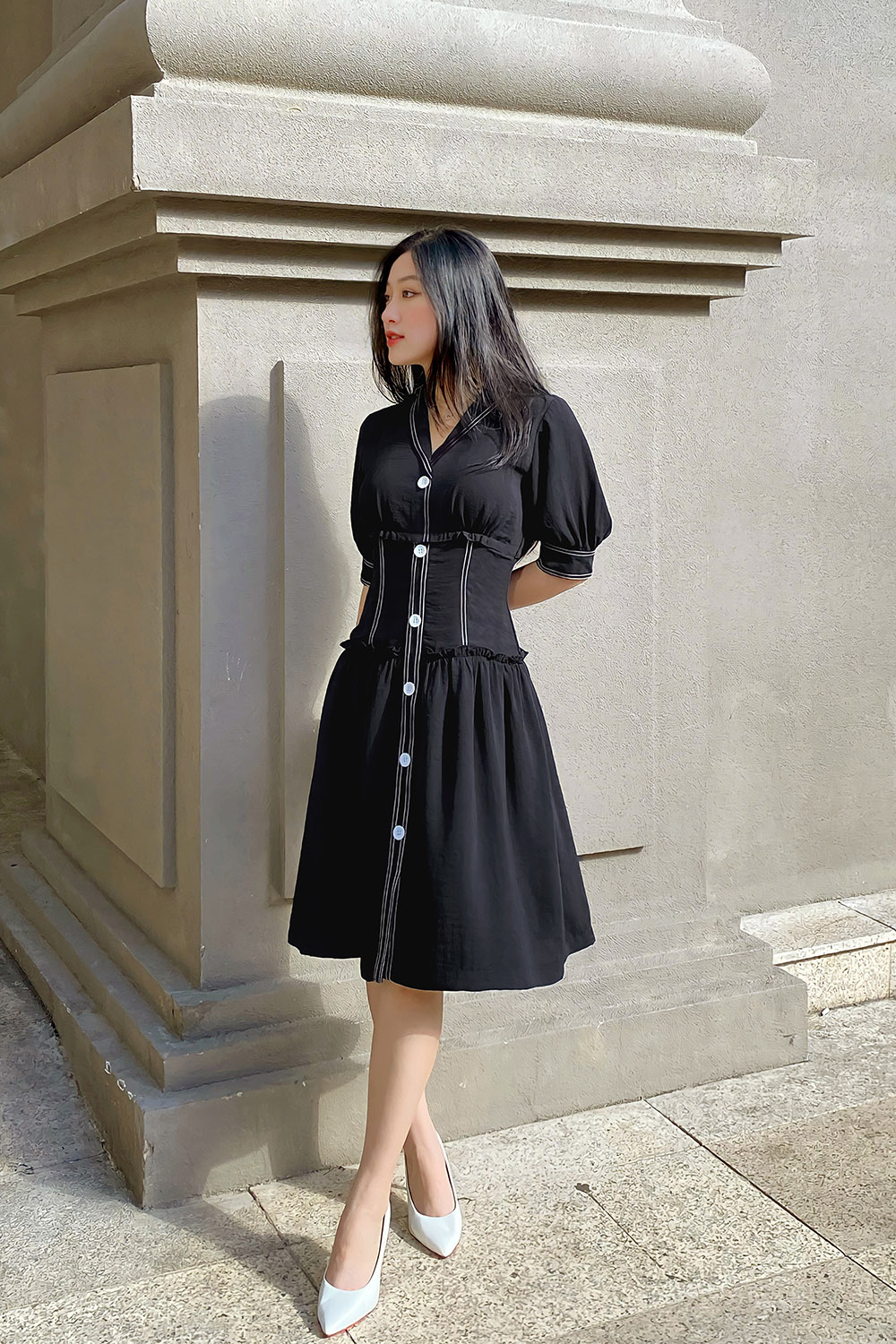 Đầm xòe đen công sở nhấn eo viền trắng