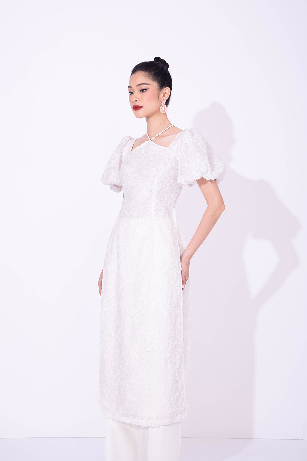 Áo dài tết ren trắng cổ chéo dây