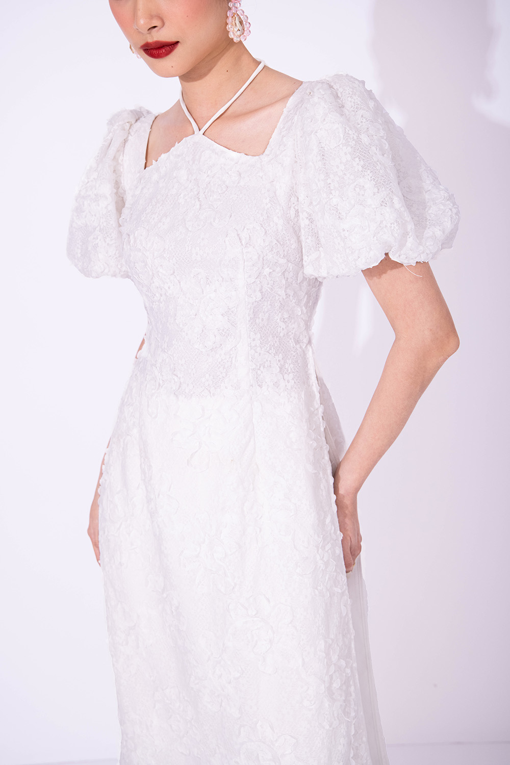 Áo dài tết ren trắng cổ chéo dây