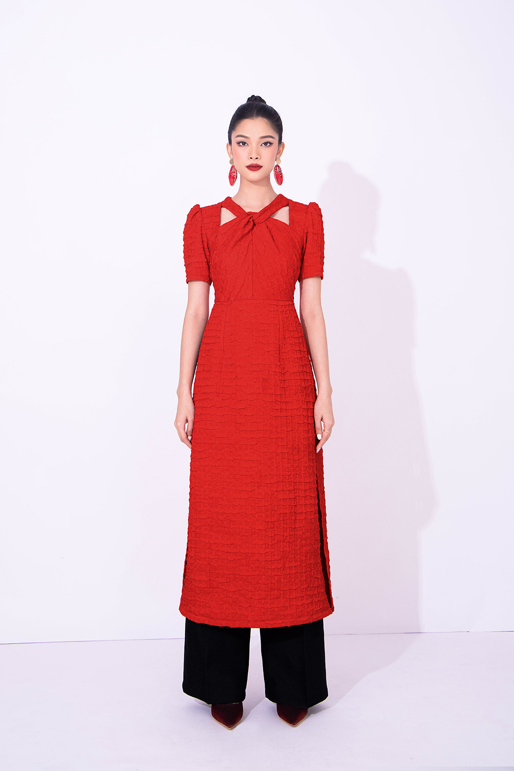 Áo dài đỏ cổ xoắn cut-out cách tân