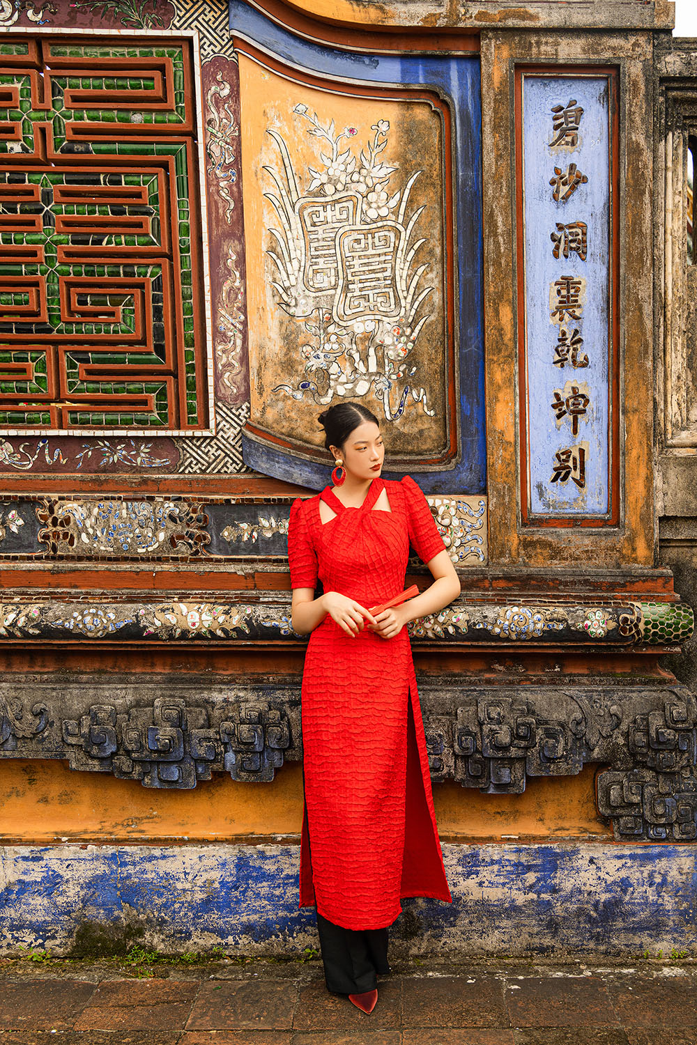 Áo dài đỏ cổ xoắn cut-out cách tân